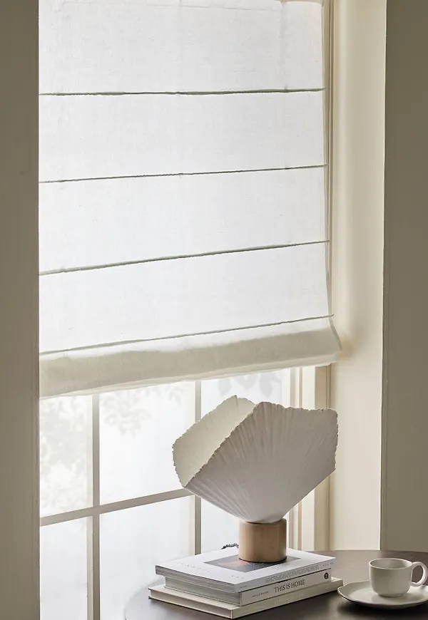 Mysig hissgardin i vitt från Ellos.