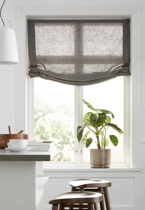 Grå Ellos-hissgardin i stilriktig modell.