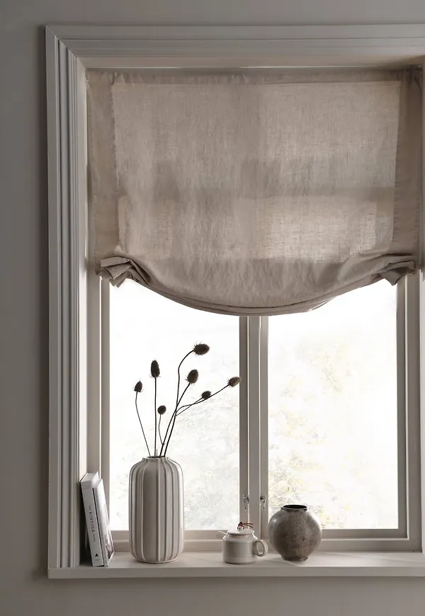 Beige Ellos-gardin i modern modell.