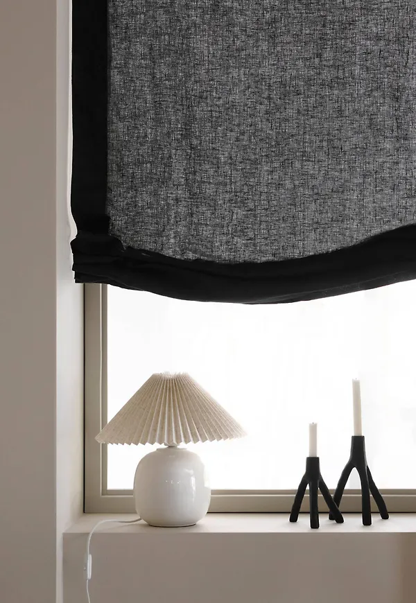 Svart Ellos-hissgardin i fantastiskt snygg modell.