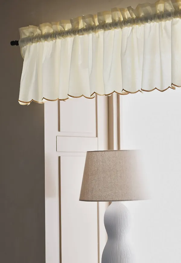 Otroligt snygg bomullsgardin i ljusgult från Ellos.