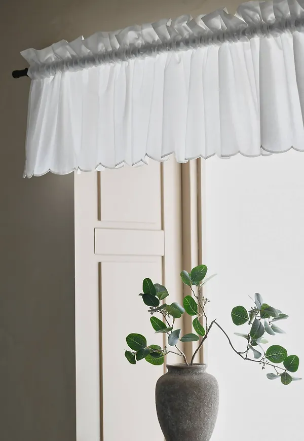Vacker vit gardin i bomull från Ellos.