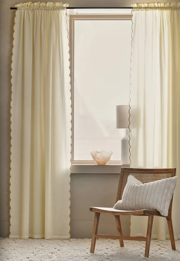 Ikonisk ellos gardin i ljusgul färg gjord i bomull.