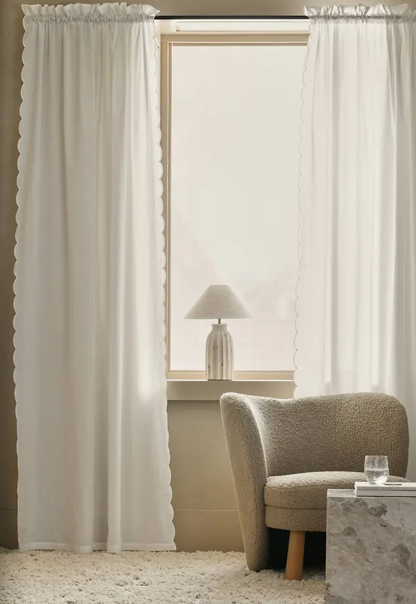 Trendig ellos gardin i vit färg gjord i bomull.