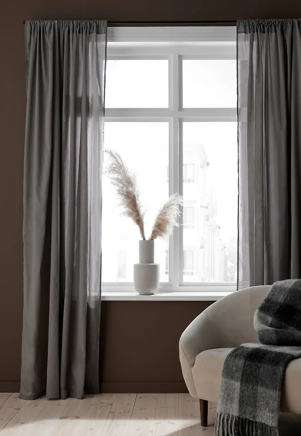 Grå Ellos-bomullsgardin i trendig modell.