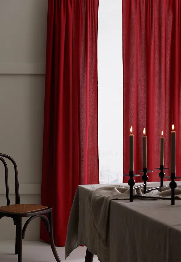 Röd Ellos-bomullsgardin i snygg modell.