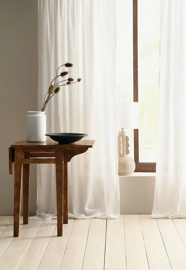 Riktigt trendig vit gardin 2025 från Ellos.