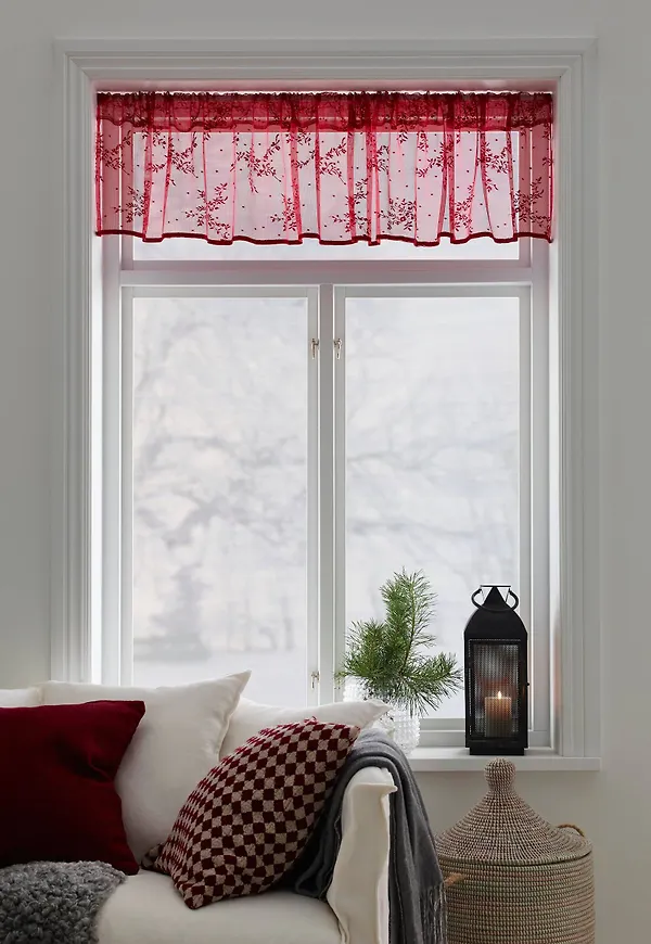 Röd Ellos-gardin i cool modell.