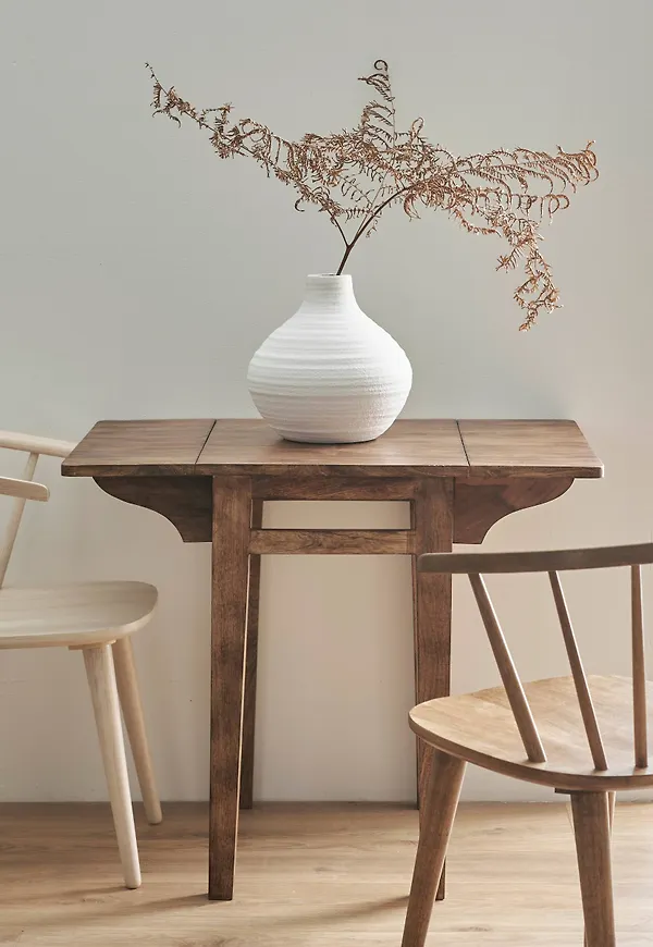 Riktigt trendig brun bord 2025 från Ellos.