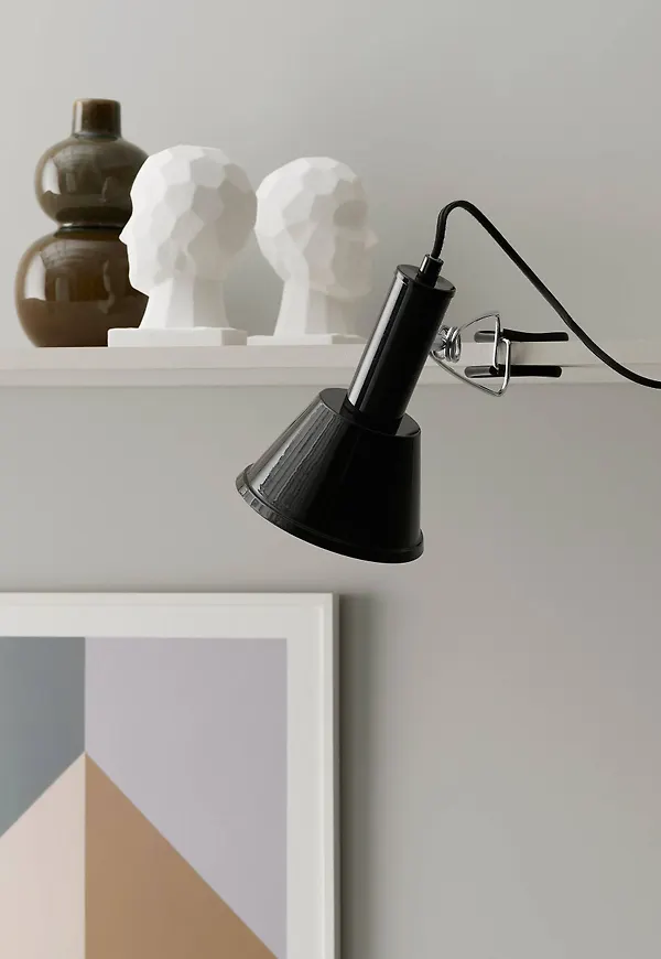 Svart Ellos-bordslampa i moderiktig modell.