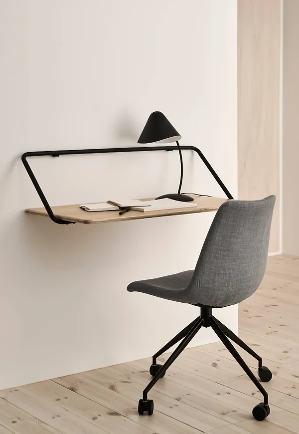 Jättesnygg kontorsstol i grå färg gjord i aluminium.