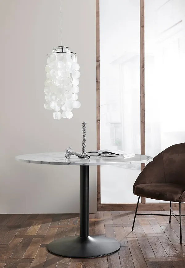 Vit Ellos-köksbord i stilriktig modell.