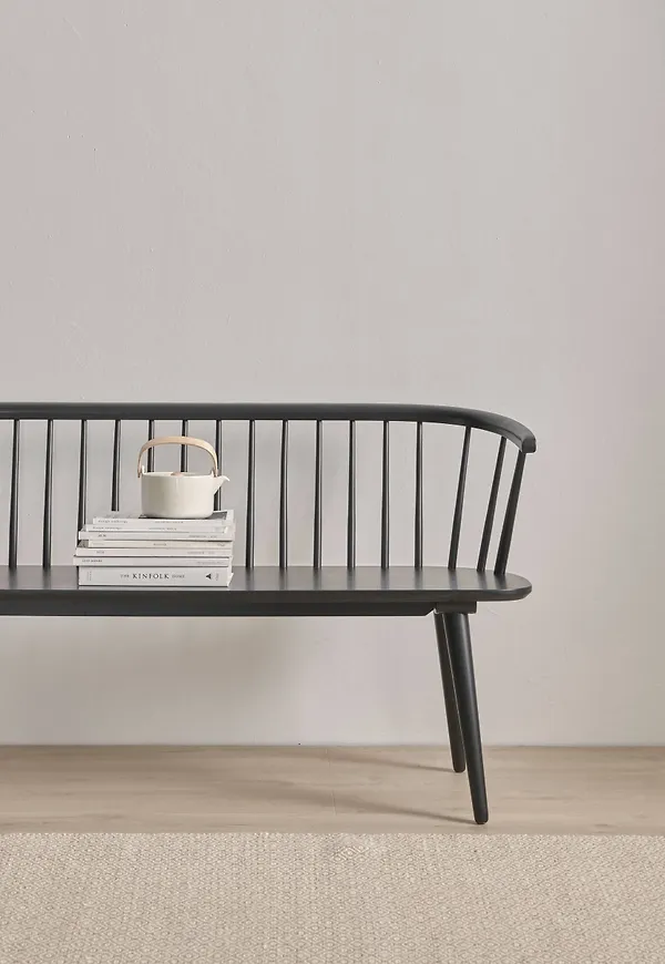 Fantastiskt snygg soffa i svart från Ellos.