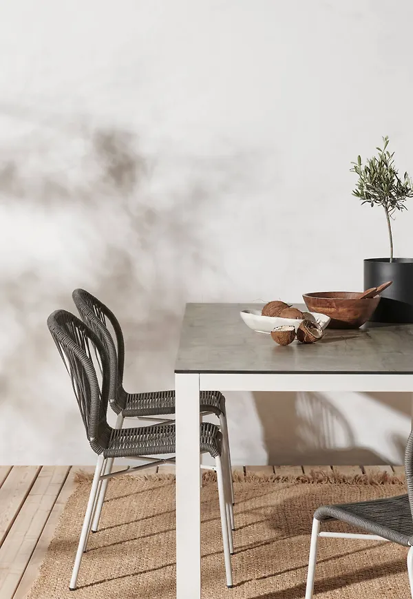 Riktigt trendig matbord 2025 från Ellos.