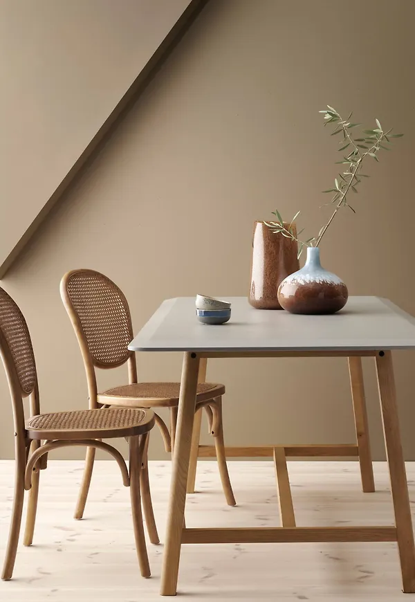 Stilriktig matbord i grått från Ellos.