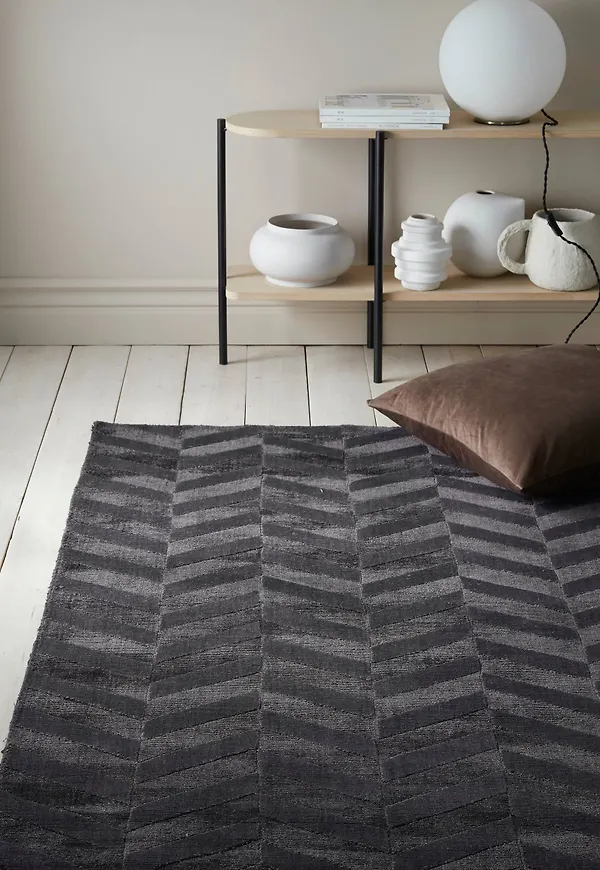 Fantastiskt fin halkskyddsmatta i mörkgrå färg gjord i viskos.