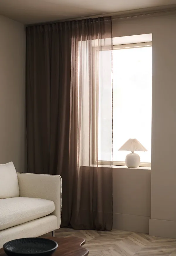 Moderiktig gardin i brunt från Ellos.