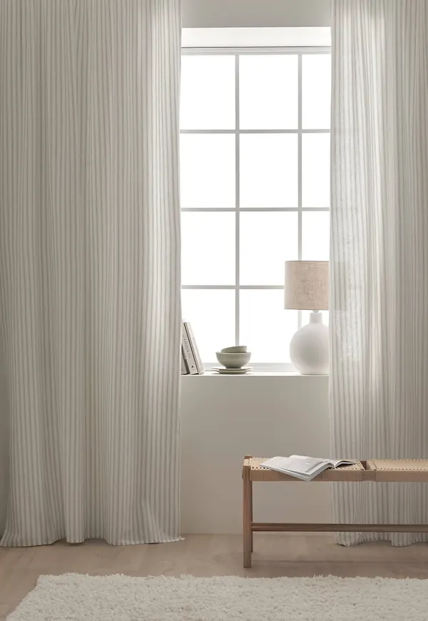 Smickrande gardin i ljusgrön färg gjord i bomull.