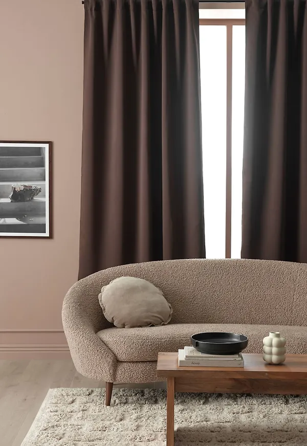 Brun Ellos-mörkläggningsgardin i fantastiskt snygg modell.