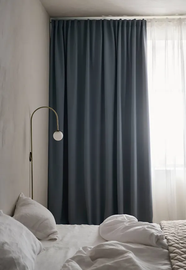 Dimblå Ellos-mörkläggningsgardin i trendig modell.