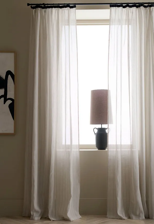 Riktigt snygg gardin i beiget från Ellos.