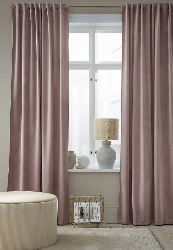 Smickrande mörkläggningsgardin i ljusrosa från Ellos.