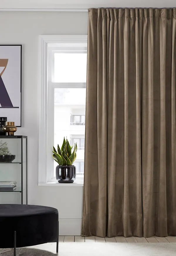 Moderiktig gardin i beiget från Ellos.