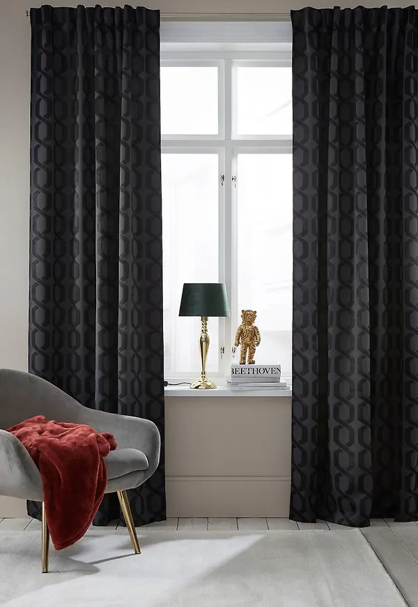 Superfin mörkläggningsgardin i svart från Ellos.