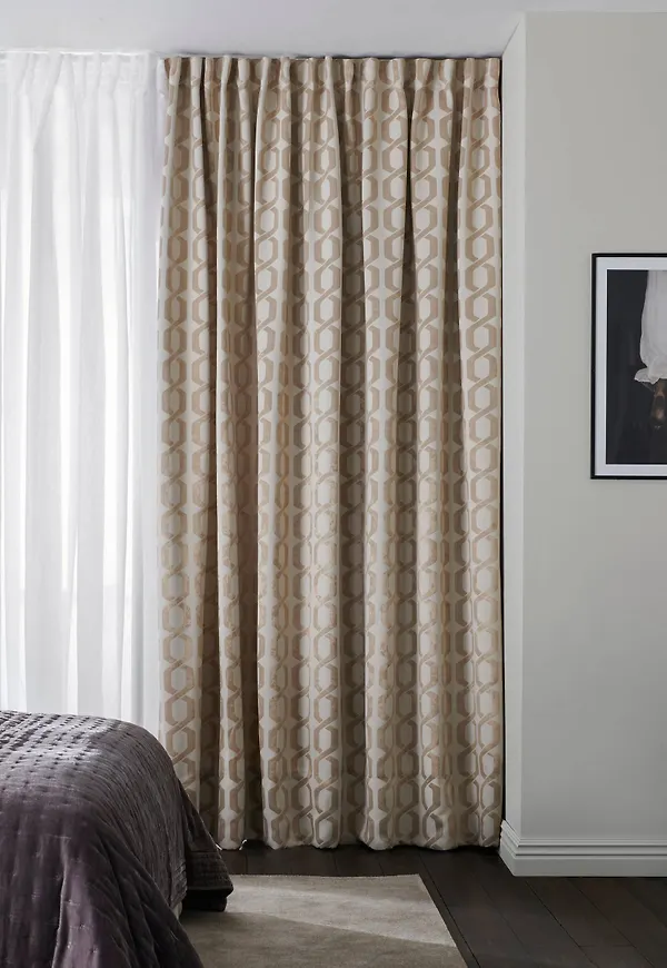 Beige Ellos-mörkläggningsgardin i stilren modell.