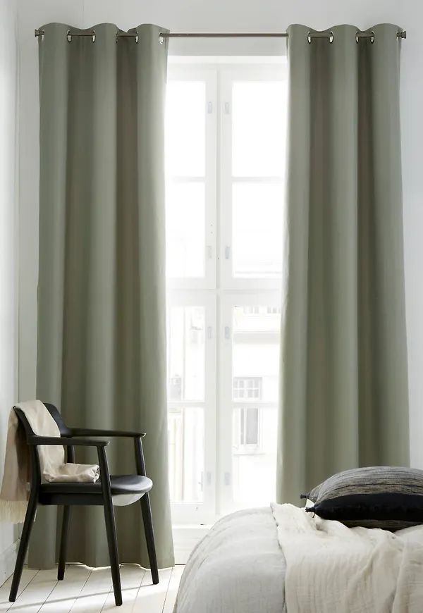 Komfortabel mörkläggningsgardin i khakigrön färg gjord i viskos.