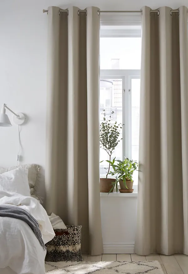 Beige Ellos-mörkläggningsgardin i modern modell.
