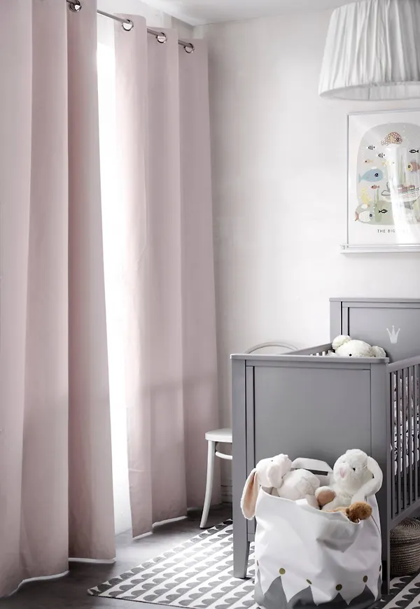 Snygg mörkläggningsgardin i ljusrosa från Ellos.