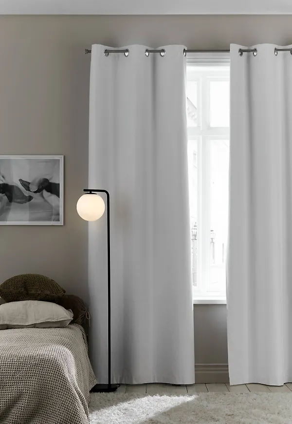 Klassisk mörkläggningsgardin i vitt från Ellos.