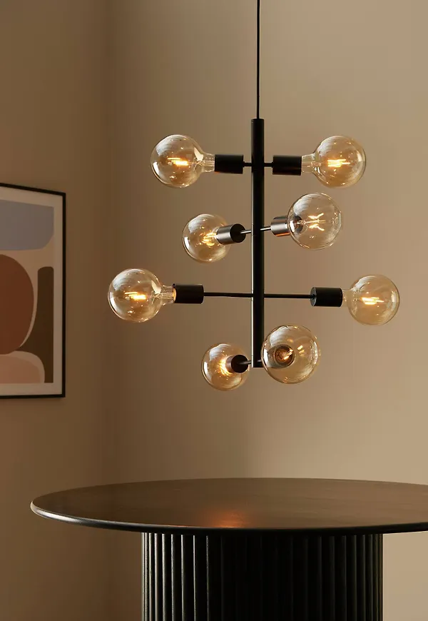 Stilriktig Lampa som passar bra vid många olika tillfällen.