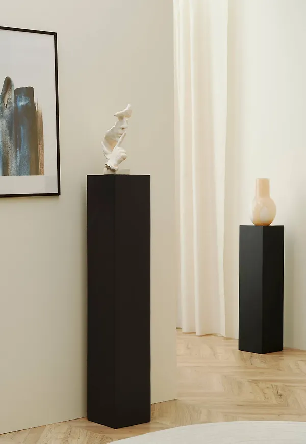 Superfin svart bord 2025 från Ellos.