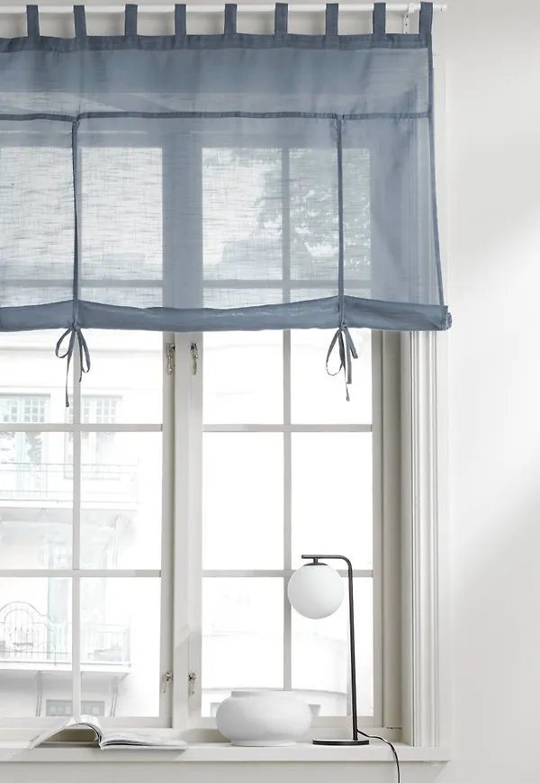 Fantastiskt snygg hissgardin i blått från Ellos.