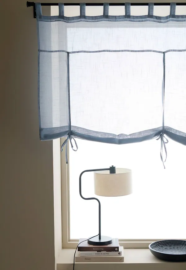 Blå Ellos-hissgardin i riktigt snygg modell.