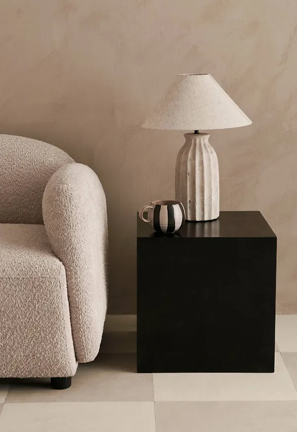 Riktigt fin bord som passar bra vid många olika tillfällen.