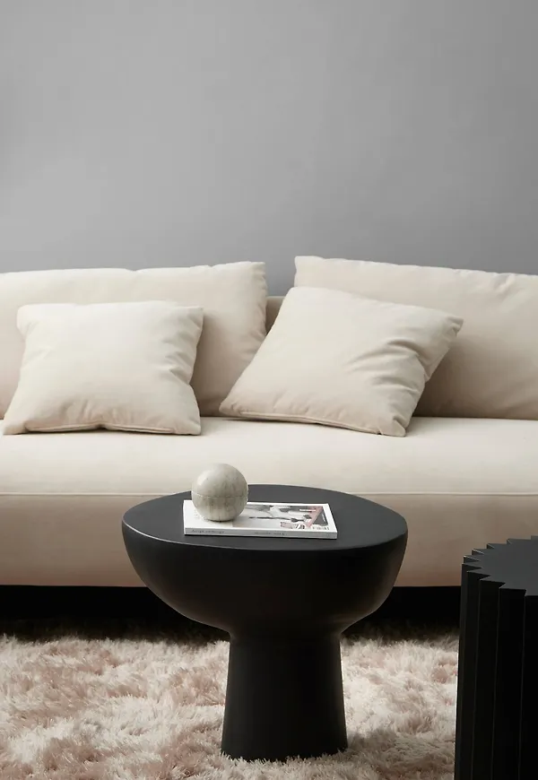 Otroligt fin svart bord i aluminium från Ellos.