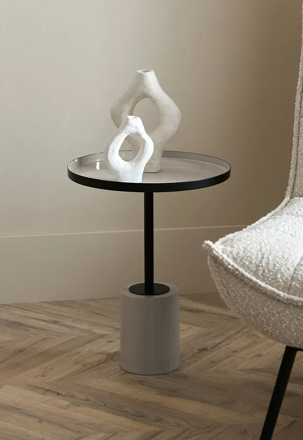 Supersnygg svart småbord 2025 från Ellos.