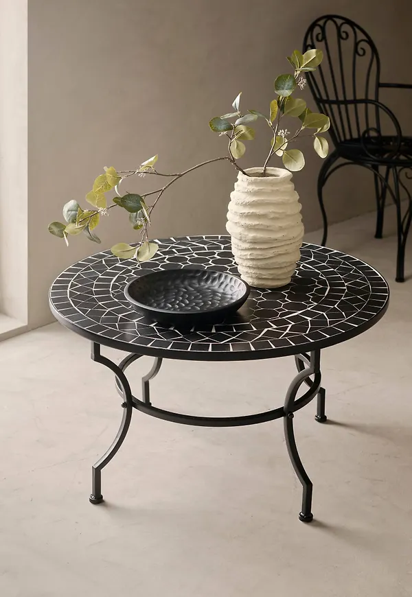 Svart Ellos-balkongmöbel i modern modell.