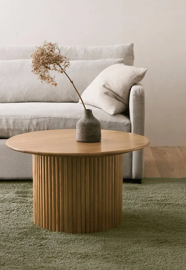 Moderiktig soffbord i ek från Ellos.