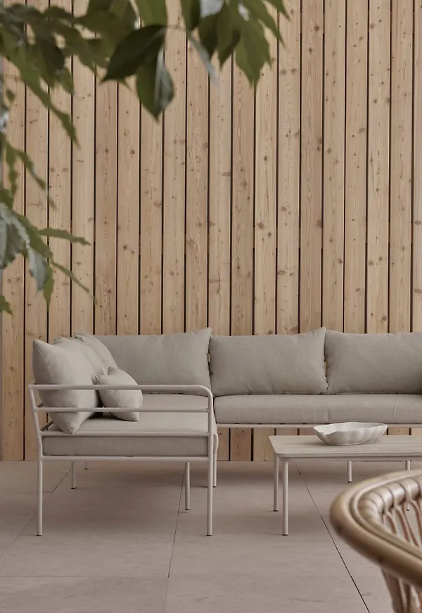 Klassisk soffbord i beiget från Ellos.