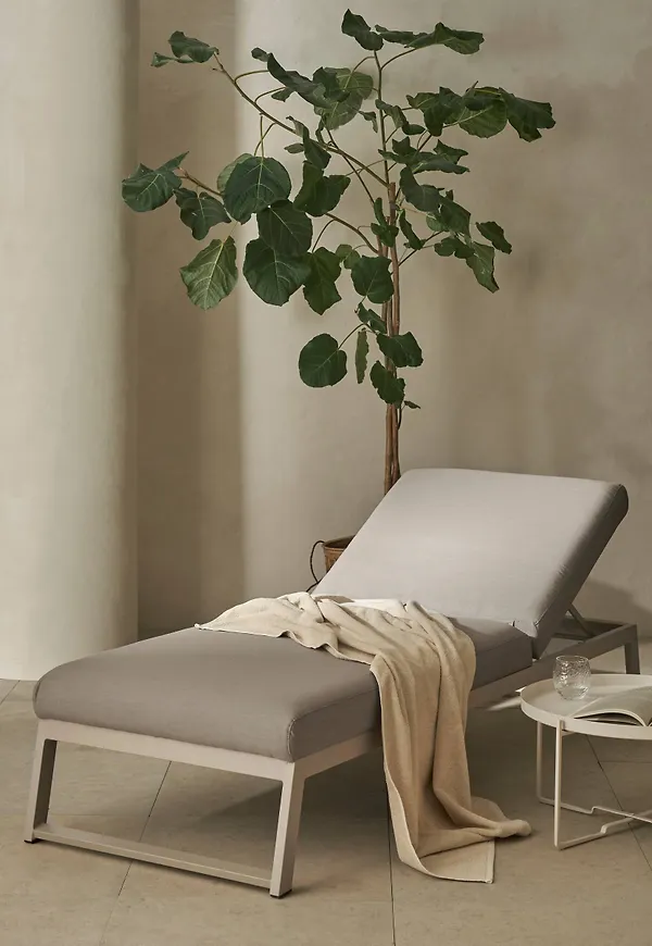 Riktigt trendig solsäng 2025 från Ellos.