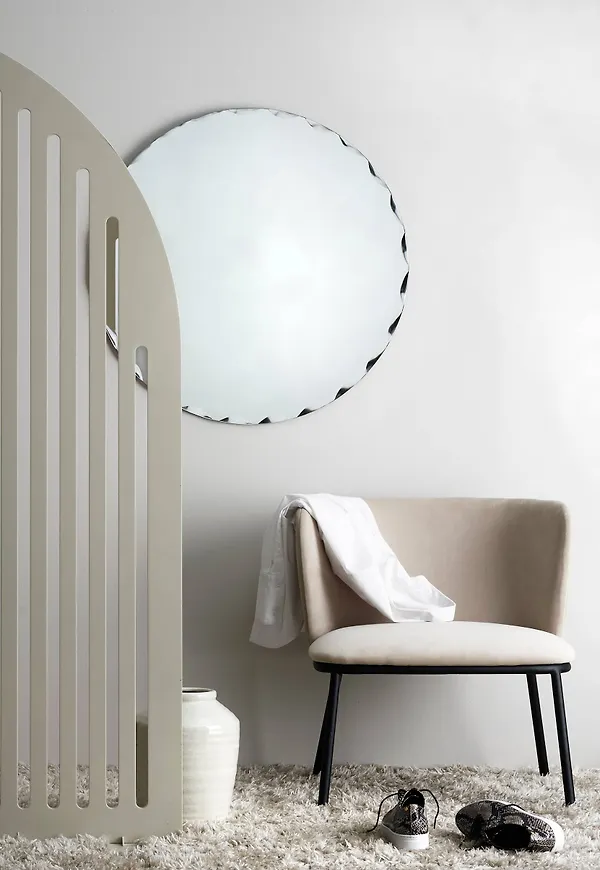 Silver Ellos-spegel i modern modell.