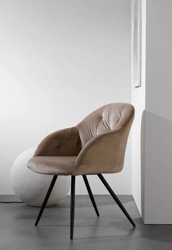 Beige Ellos-stol i ikonisk modell.