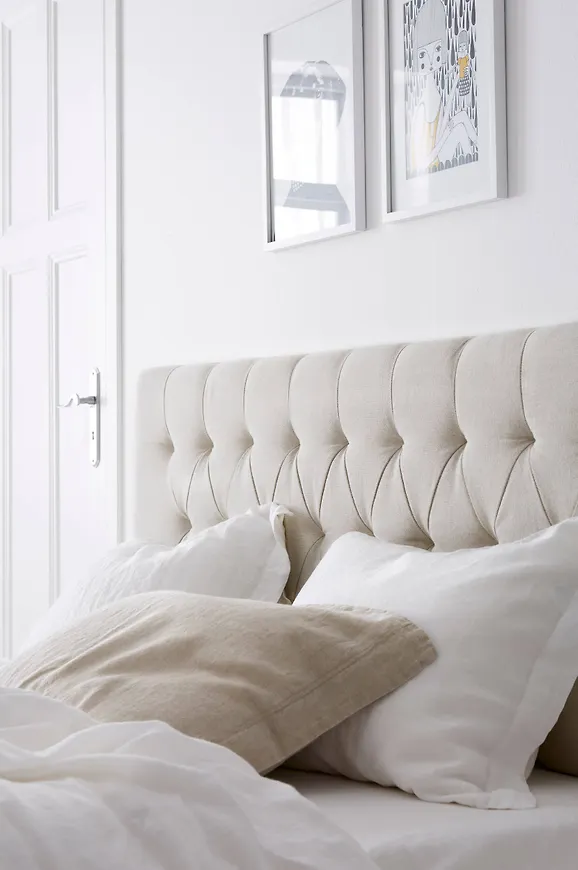 Beige Ellos-säng i modern modell.