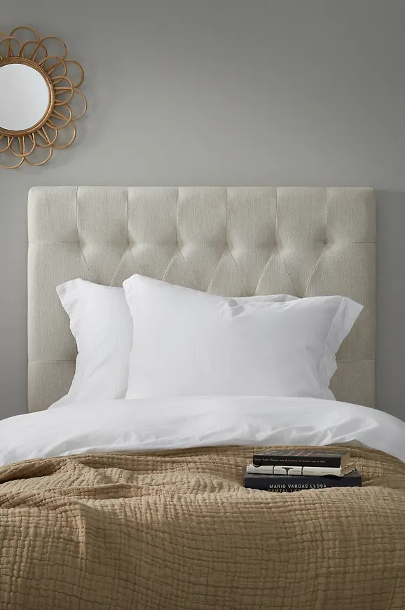 Jättesnygg Säng som passar bra vid många olika tillfällen.