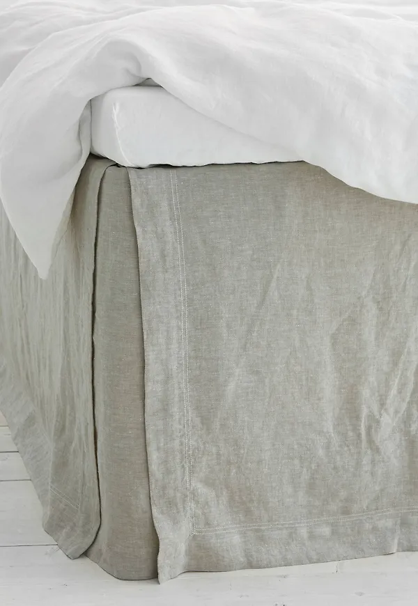 Khakigrön Ellos-kontinentalsäng i härlig modell.