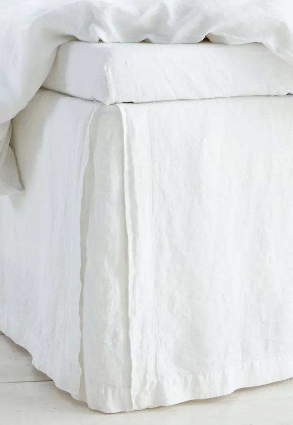 Trendig kontinentalsäng i vitt från Ellos.